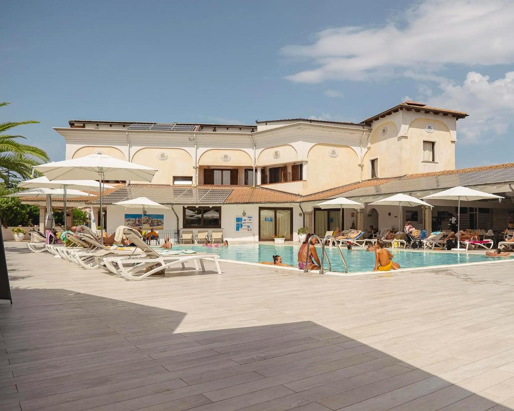 Готель Zeta Club San Teodoro Le Rose Екстер'єр фото