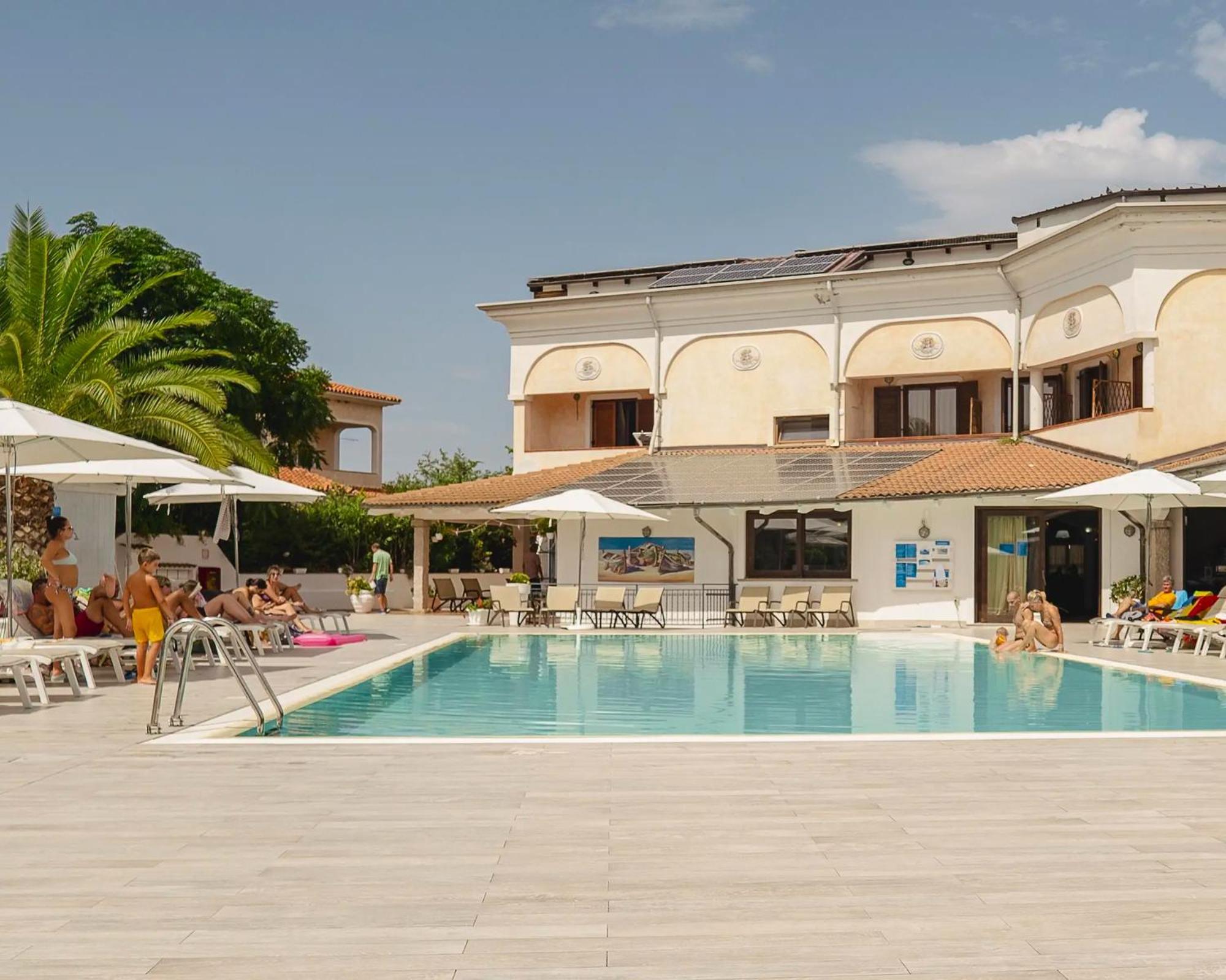 Готель Zeta Club San Teodoro Le Rose Екстер'єр фото