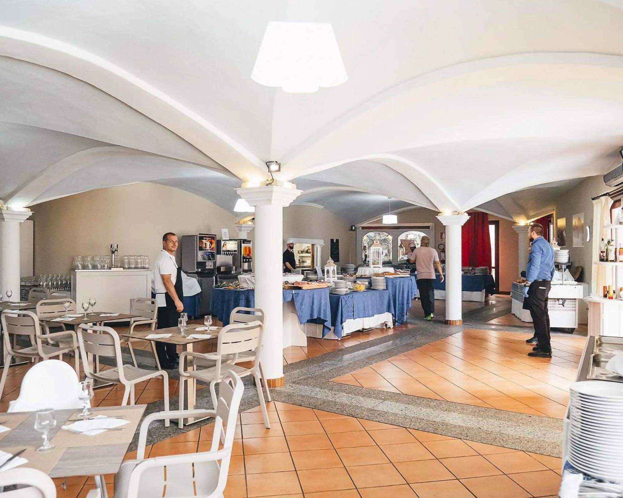 Готель Zeta Club San Teodoro Le Rose Екстер'єр фото