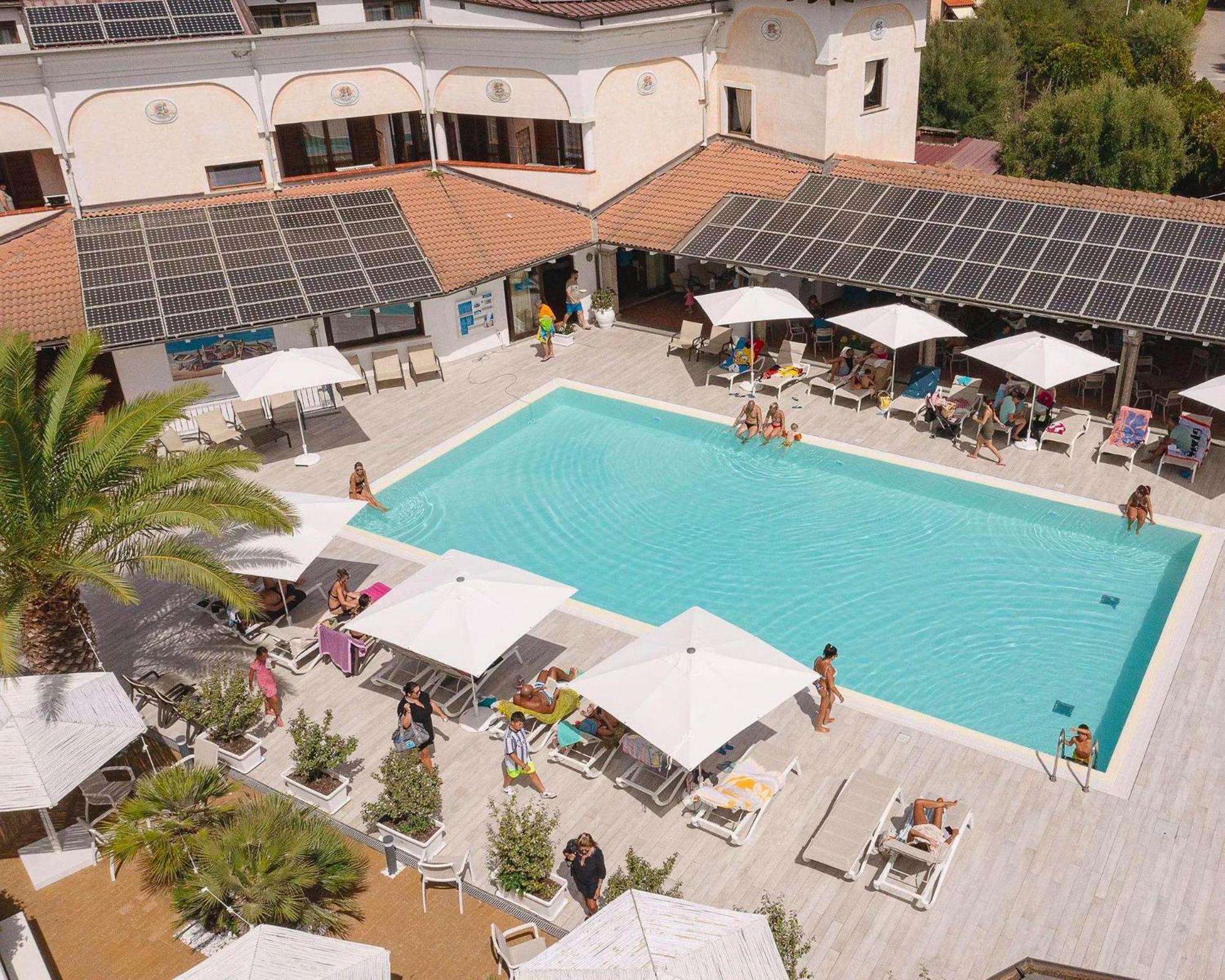 Готель Zeta Club San Teodoro Le Rose Екстер'єр фото