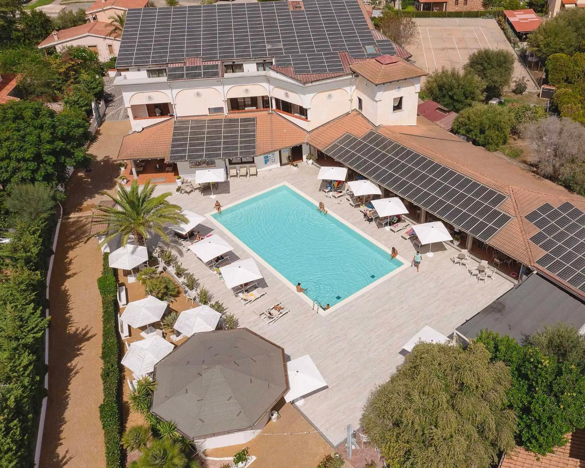 Готель Zeta Club San Teodoro Le Rose Екстер'єр фото