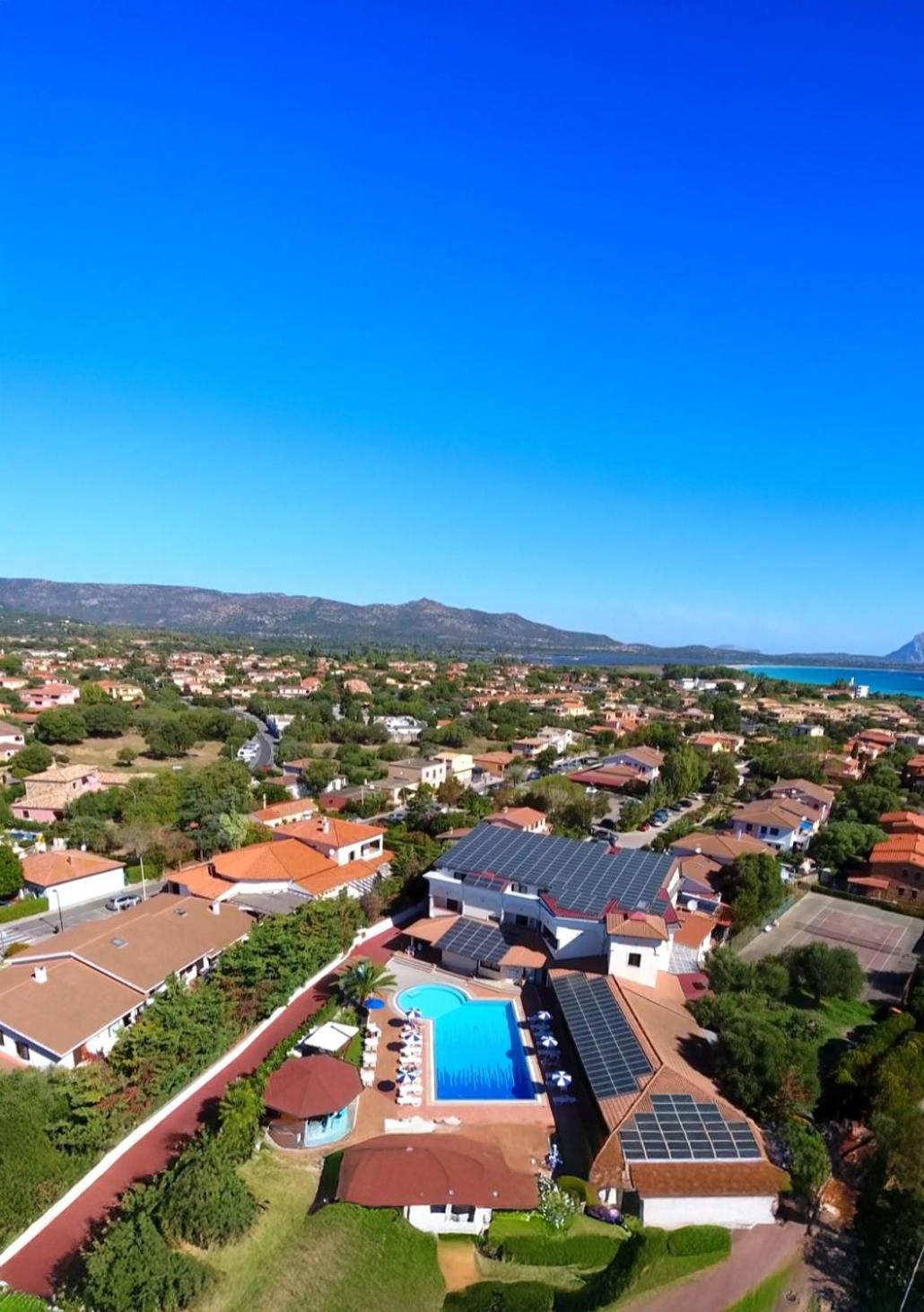 Готель Zeta Club San Teodoro Le Rose Екстер'єр фото