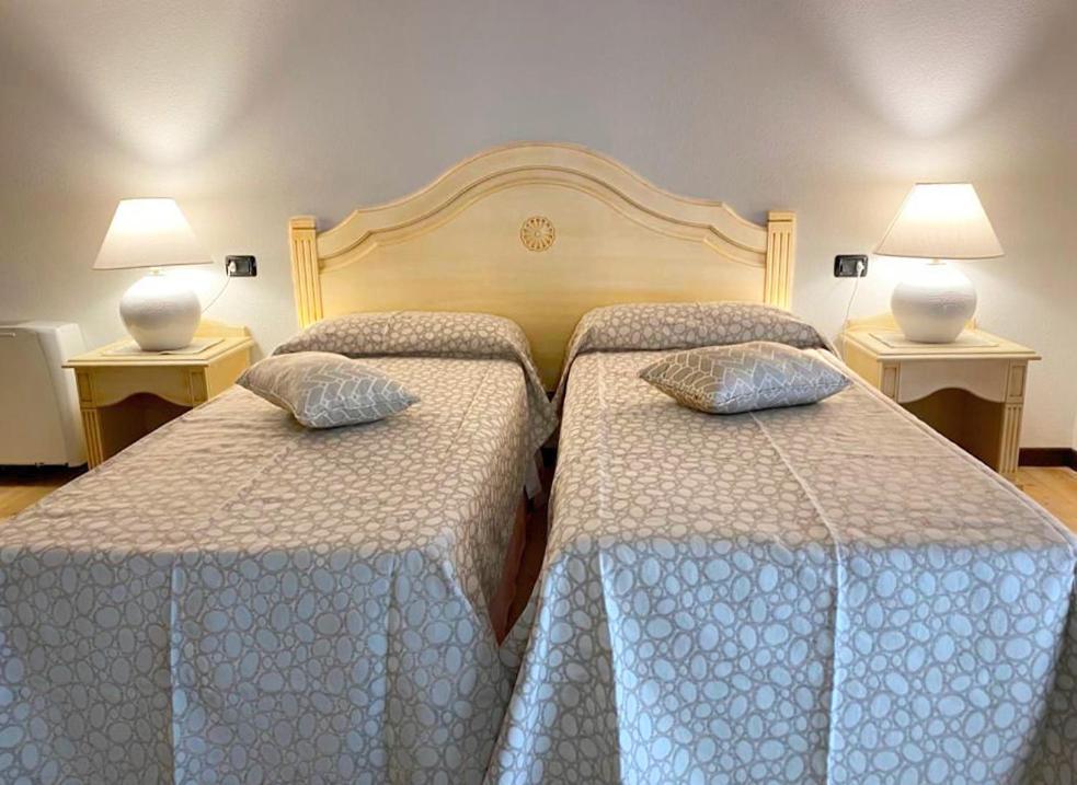 Готель Zeta Club San Teodoro Le Rose Екстер'єр фото