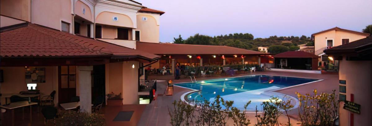 Готель Zeta Club San Teodoro Le Rose Екстер'єр фото