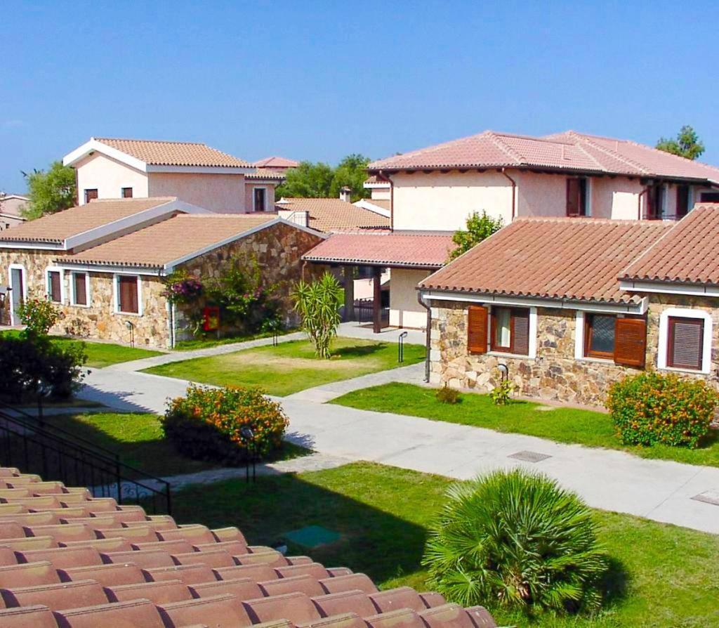 Готель Zeta Club San Teodoro Le Rose Екстер'єр фото