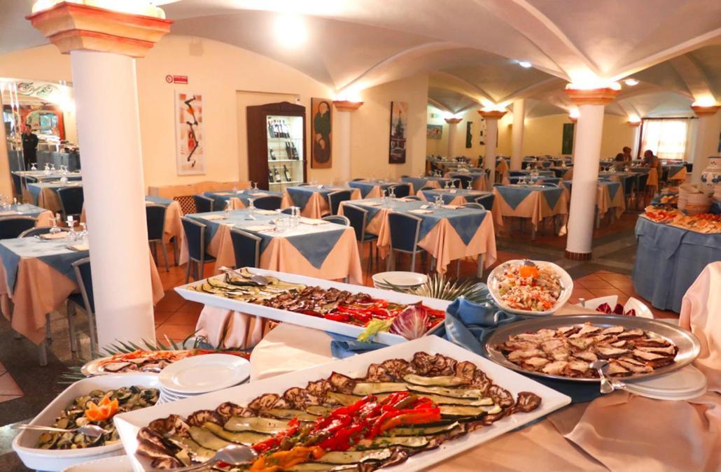 Готель Zeta Club San Teodoro Le Rose Екстер'єр фото